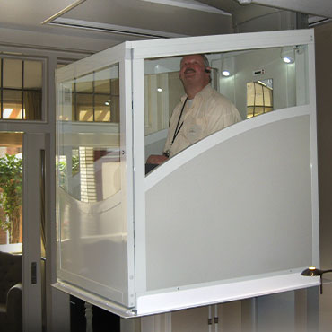 Invalidenlift in beweging in woonkamer